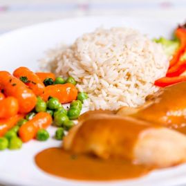 Reis mit Hähnchen, dazu Gemüse wie Salat, Möhren und Erbsen - Kraut & Rüben in Osnabrück