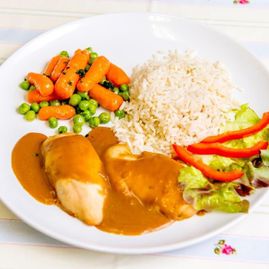 Reis mit Hähnchen, dazu Gemüse wie Salat, Möhren und Erbsen - Kraut & Rüben in Osnabrück